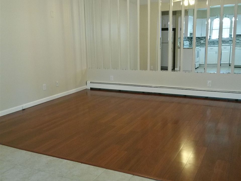 2nd image of 790 Hope St APT 1