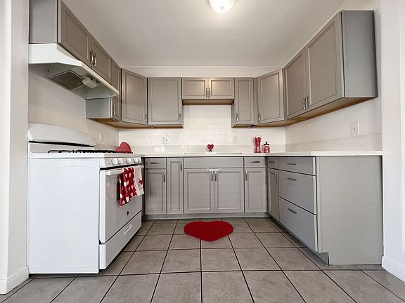 2nd image of 2253 Linden Ave #B