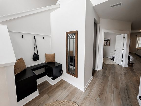 5th image of 217 Goldfinch Rd