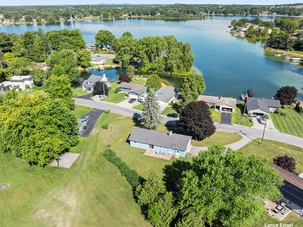 5157 Highland Dr, Traverse City, MI 49685