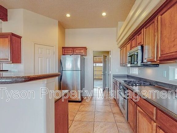 5th image of 4401 Beresford Ln NW