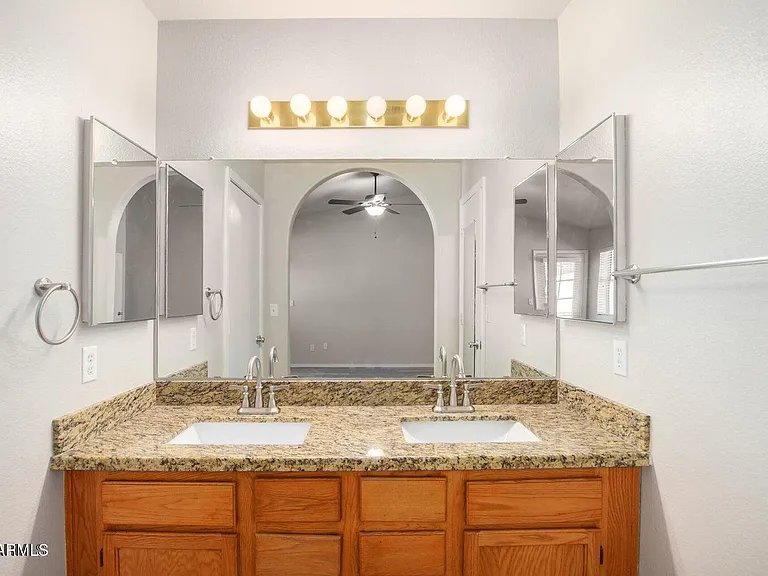 1924 E Sharon Dr — Photo 21