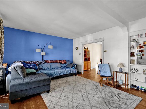 5th image of 43 E Walnut St
