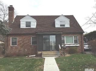 2 Dogwood Ln, Glen Cove, NY 11542