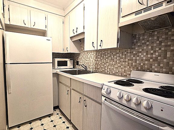 5th image of 200 Kelton St APT 2