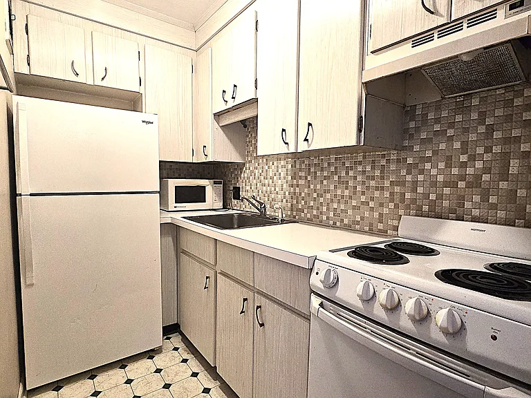 200 Kelton St #2 — Photo 5