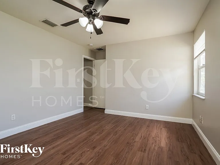 807 SW 3rd Ave — Photo 9