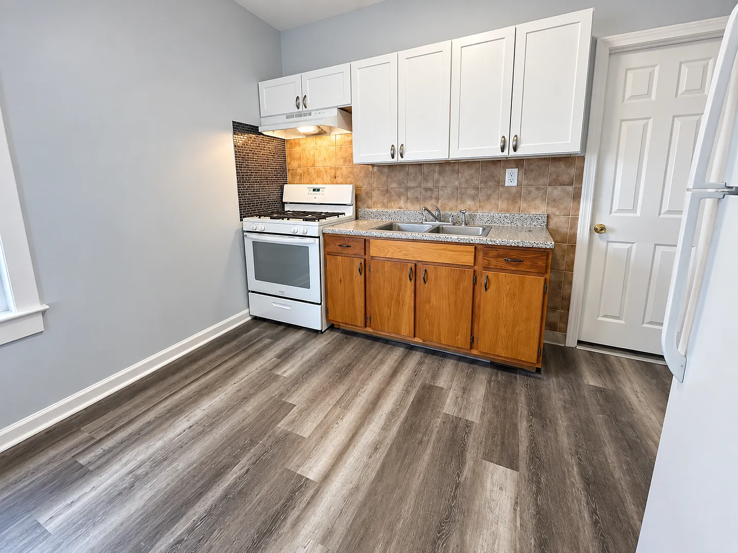 686 Plymouth Ave — Photo 3