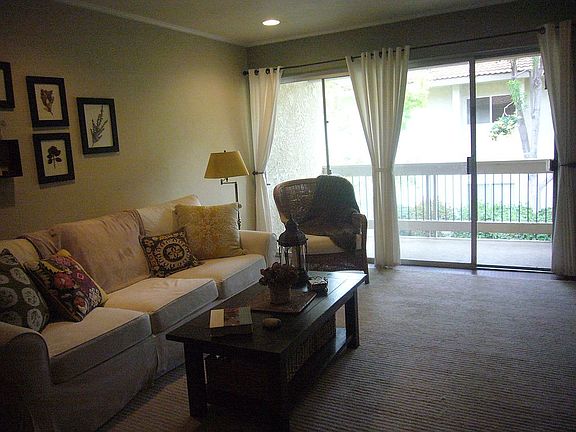 Large Living Room & Balcony