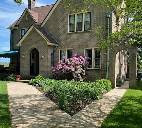 2nd image of 413 Oakwood Dr