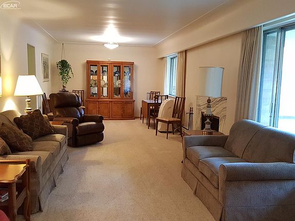 3rd image of 5087 Woodcliff Dr