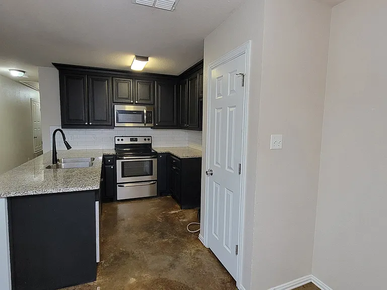 2424 W Walker St — Photo 3
