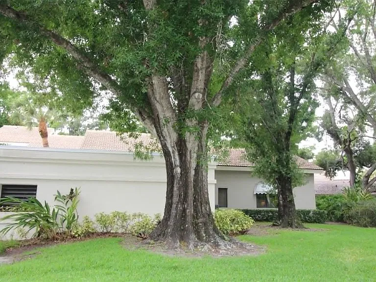 4532 Ascot Cir N — Photo 3