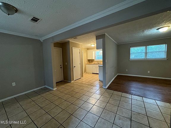 3rd image of 105 E Woodcrest Dr