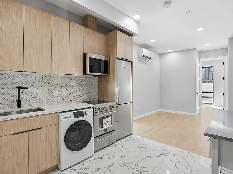 356 E 8th St #101 — Photo 14