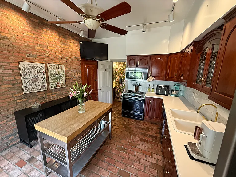 590 S Pearl St — Photo 10