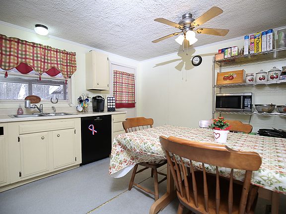 3rd image of 32 Red Oak Ln