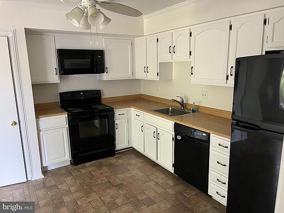 3rd image of 9736 Shadow Oak Dr