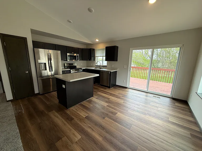 930 Waters Edge Ct — Photo 2