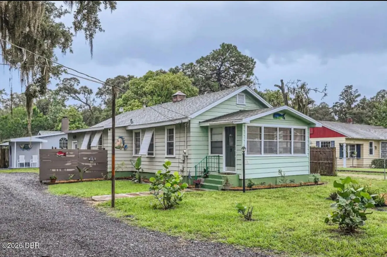 3 bed, 1.0 bath, 2437 sqft, $1,995 — Photo 1