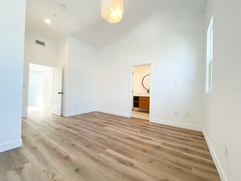 3003 S Cloverdale Ave — Photo 7