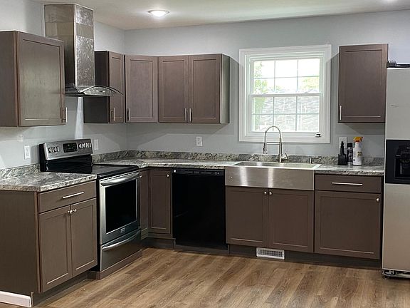 2nd image of 904 Earnest St