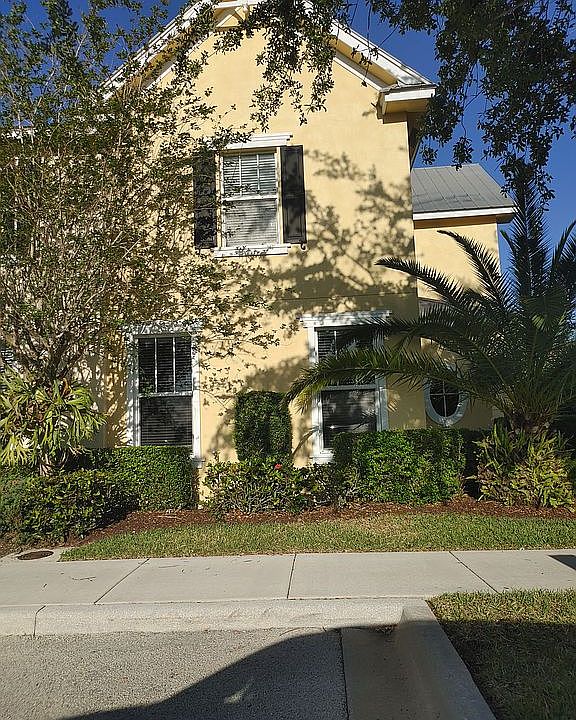 Sunny Cornet Townhome with lotsofwindows