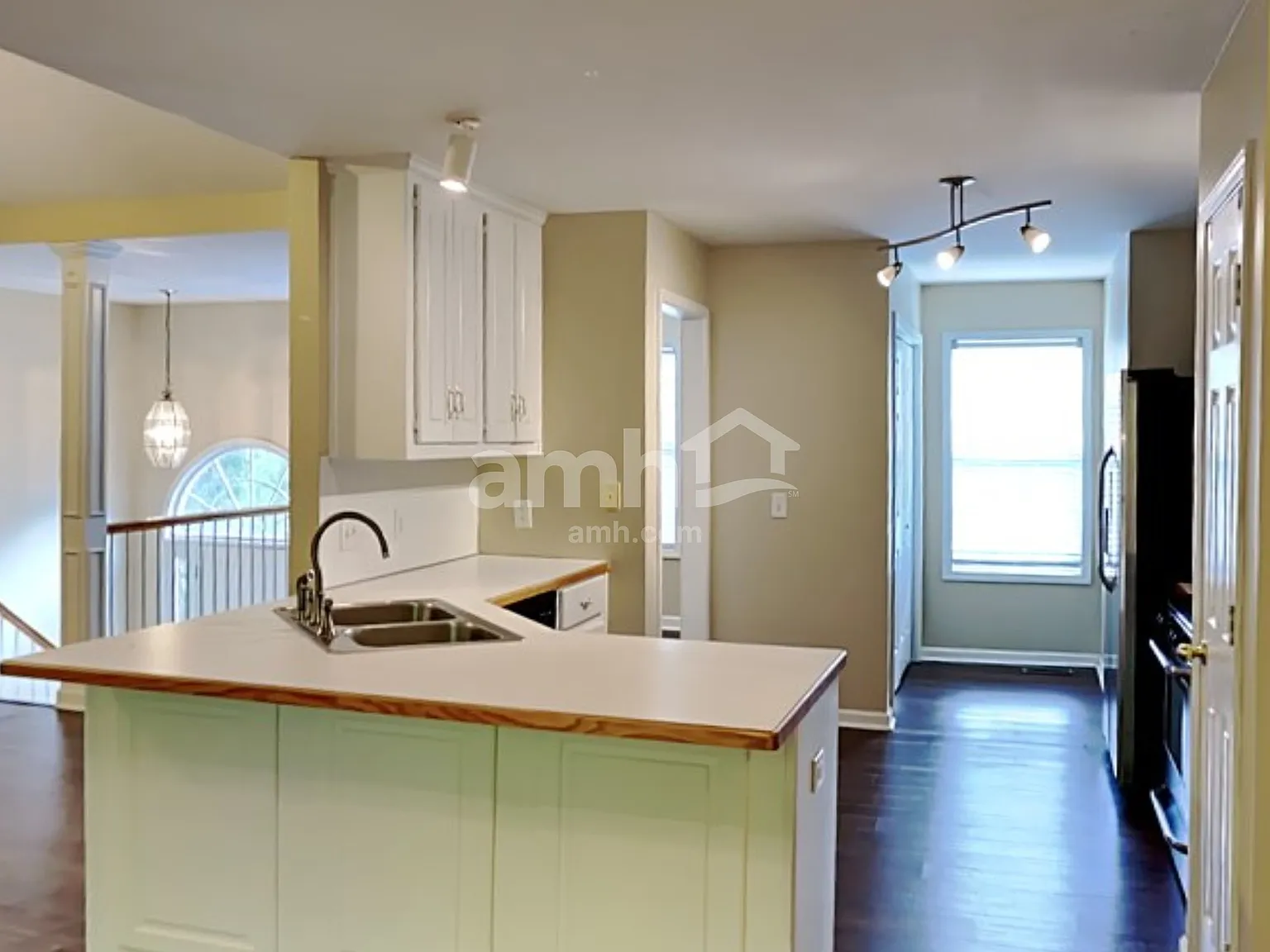 3 bed, 2.0 bath, 1564 sqft, $2,095 — Photo 4