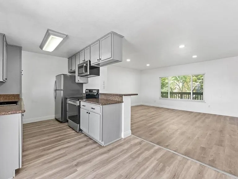 1000 Estes St #22 — Photo 10