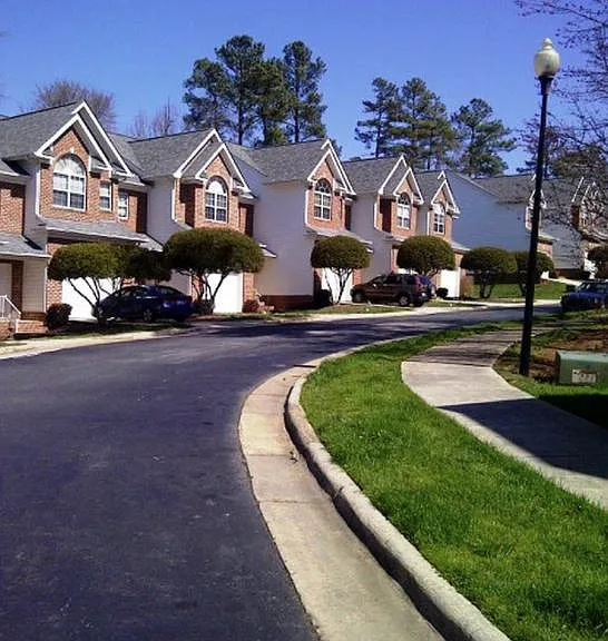 Beautiful neighborhood with clubhouse+pool!