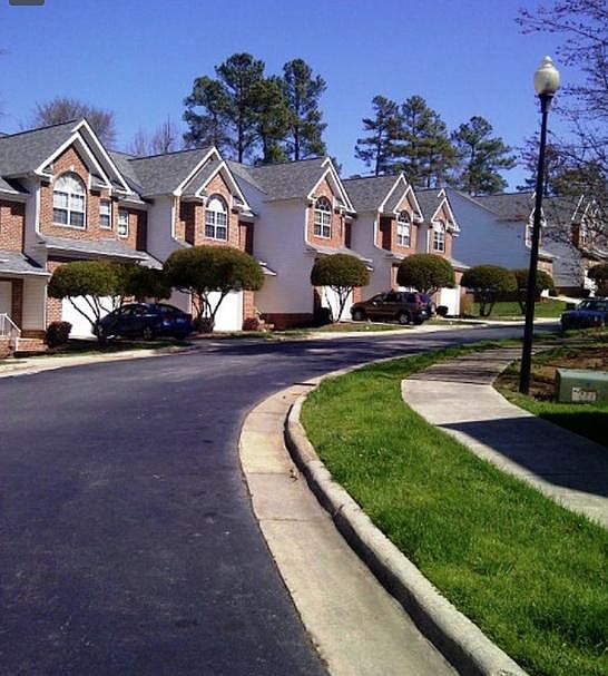 Beautiful neighborhood with clubhouse+pool!