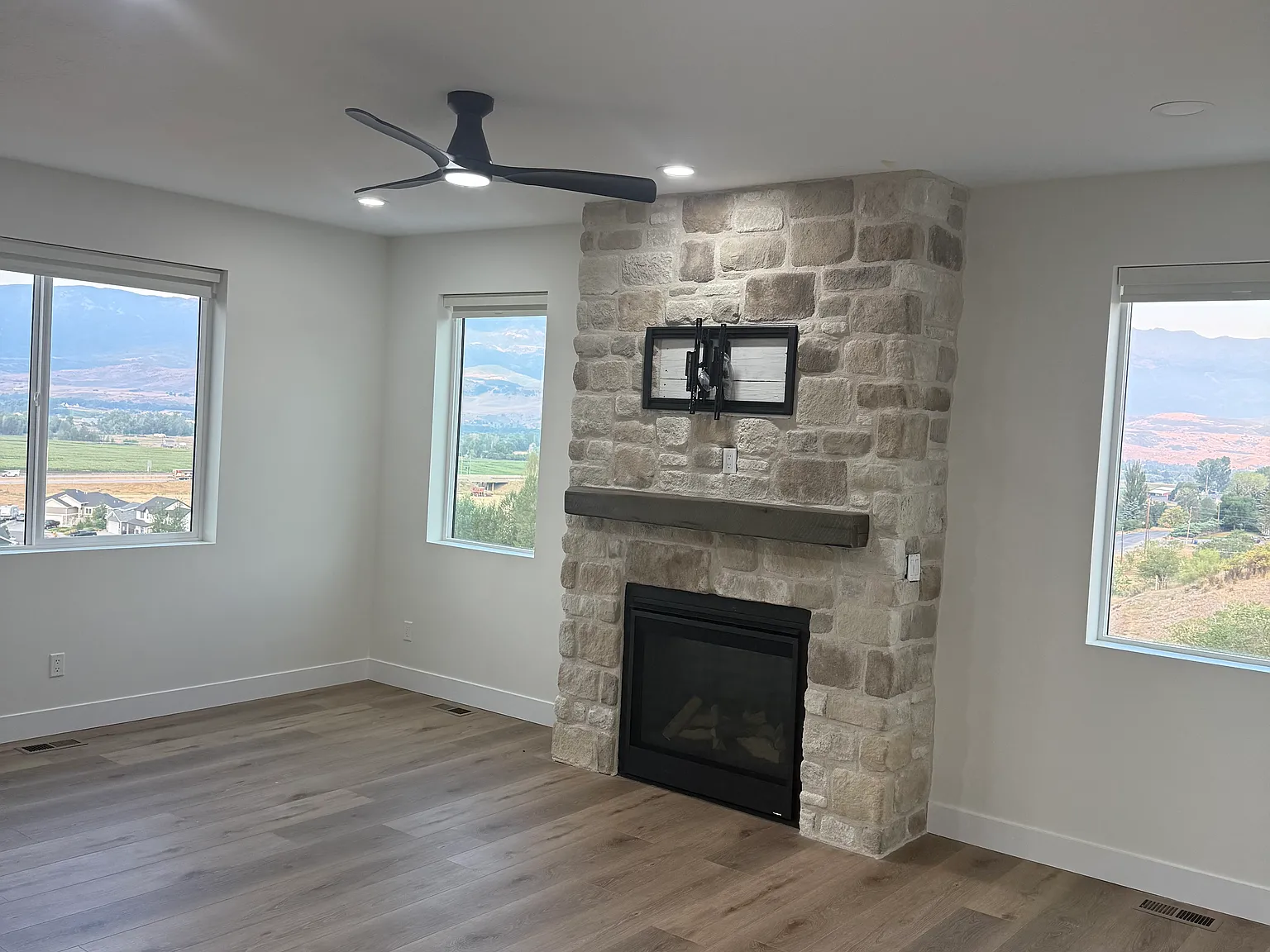 6 bed, 3.5 bath, 4200 sqft, $3,950 — Photo 4
