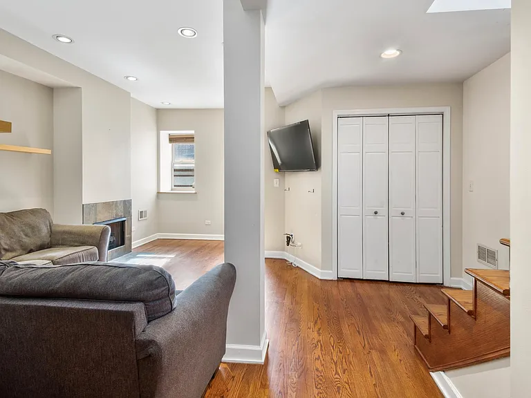 1420 W Erie St #1F — Photo 22