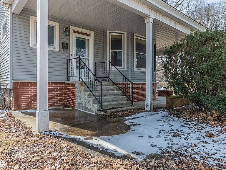 311 W Green St — Photo 2