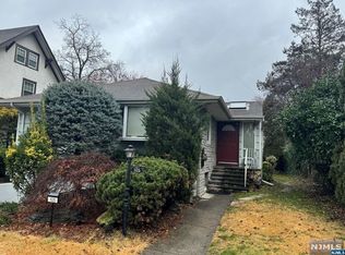 105 Oaktree Pl, Leonia, NJ 07605