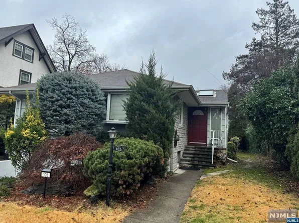 105 Oaktree Pl, Leonia, NJ 07605