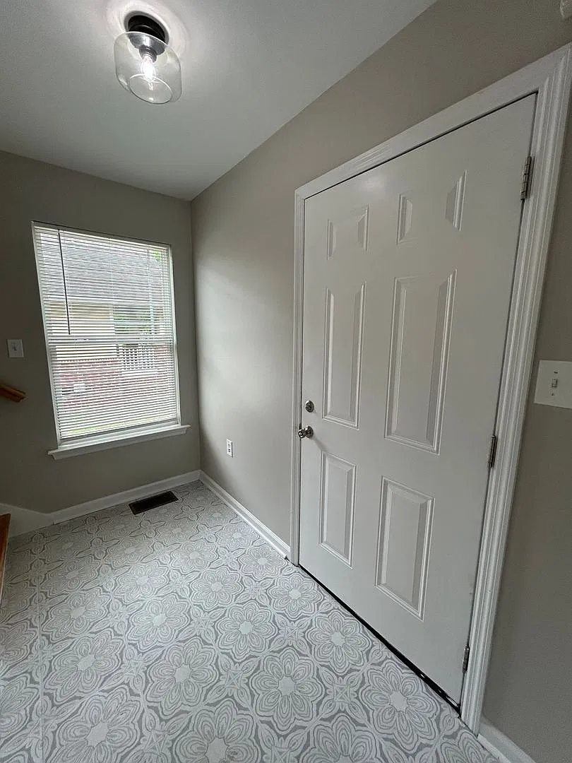 3 Beds | Bonus Room | 2.5 Baths | Detached 1 Car Garage - Close to St. Elmo & Downtown — Photo 3