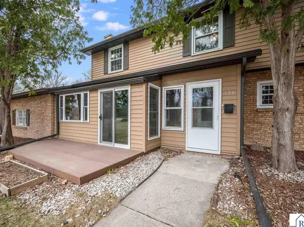 328 S Redwood Dr, Mankato, MN 56001