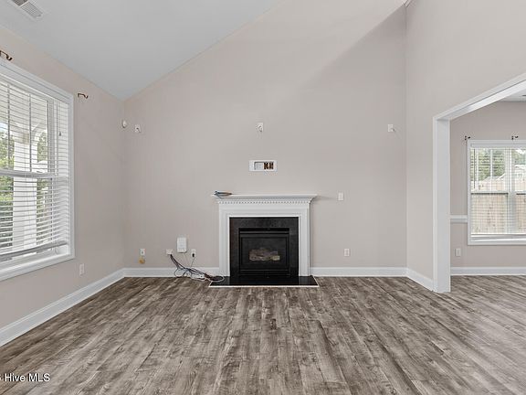 4th image of 401 Ragged Point Court