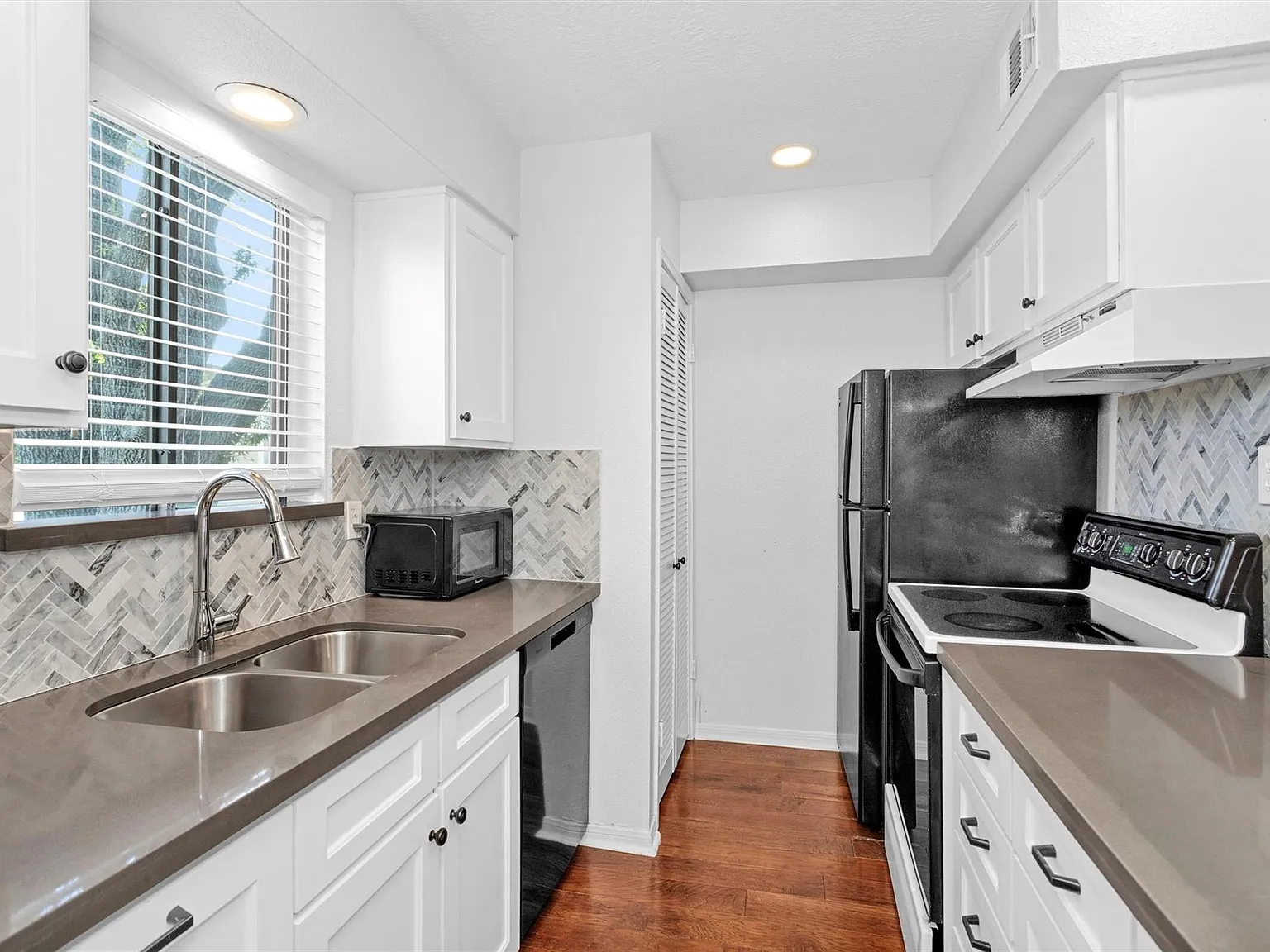 2 bed, 2.0 bath, 964 sqft, $1,400 — Photo 4