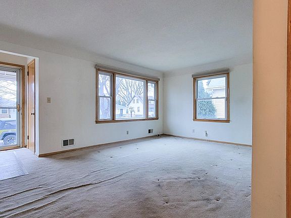 3rd image of 2815 Grand St NE