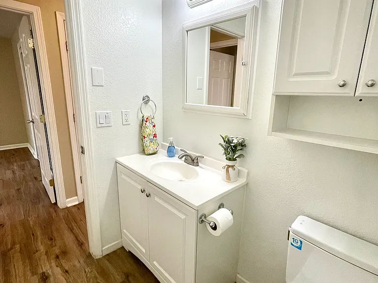 1409 E State St — Photo 11