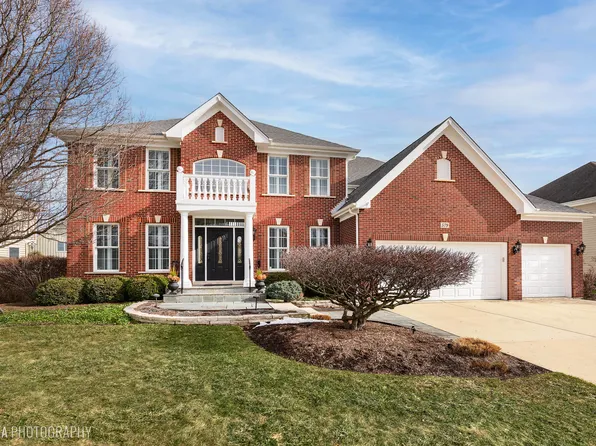 579 Iris Ct, Crystal Lake, IL 60014