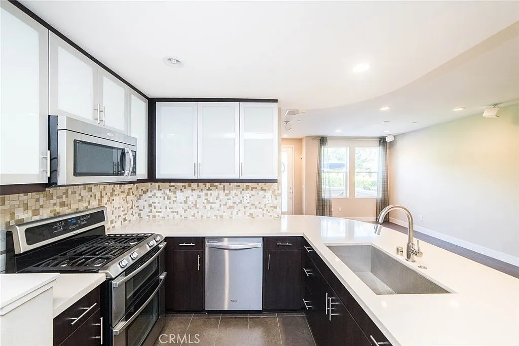 3 bed, 2.5 bath, 1605 sqft, $4,100 — Photo 4
