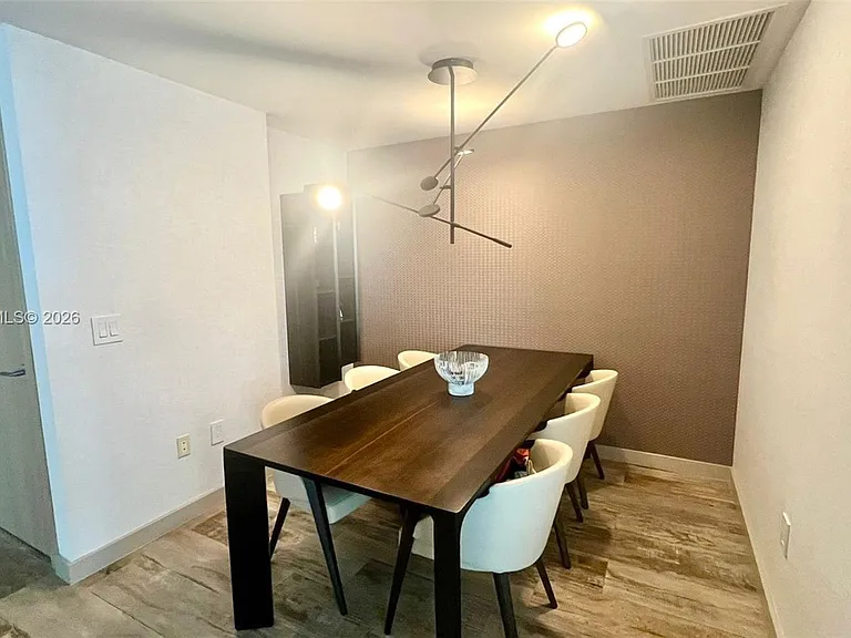 650 NE 32nd St #1001 — Photo 3