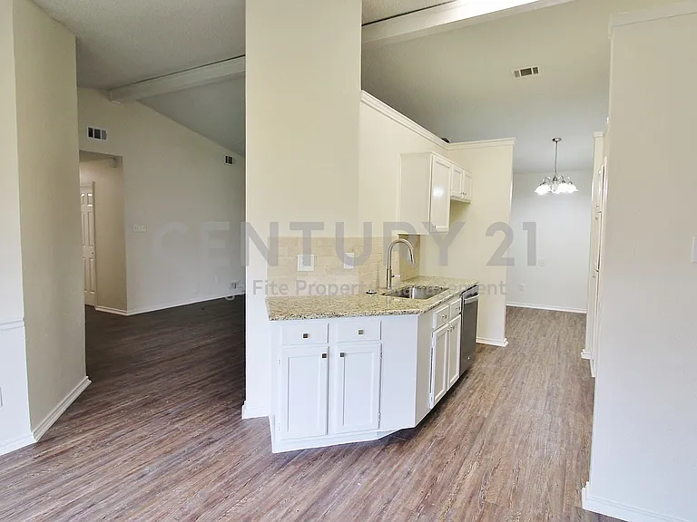 1103 Hemlock Ct — Photo 5