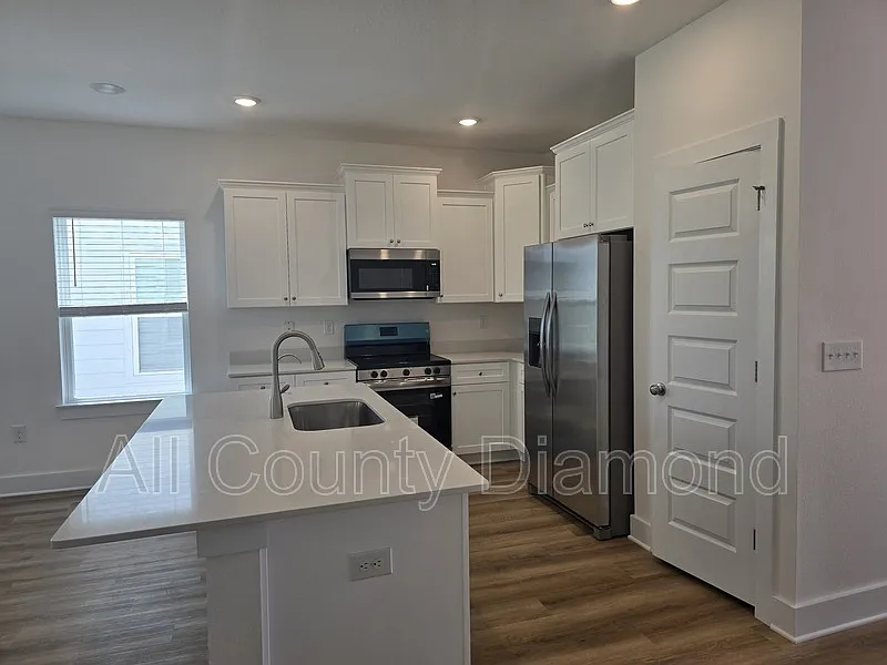 3 bed, 2.5 bath, 1470 sqft, $2,000 — Photo 2