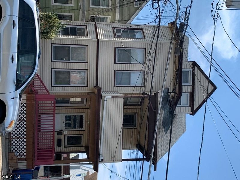 2nd image of 165 Jasper St