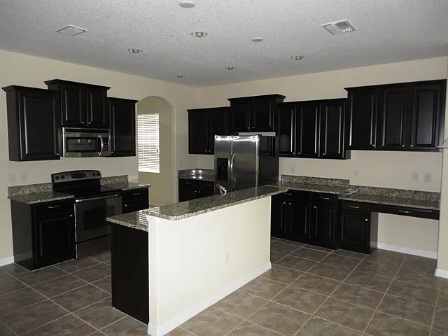 5 bed, 3.0 bath, 3382 sqft, $3,325 — Photo 3