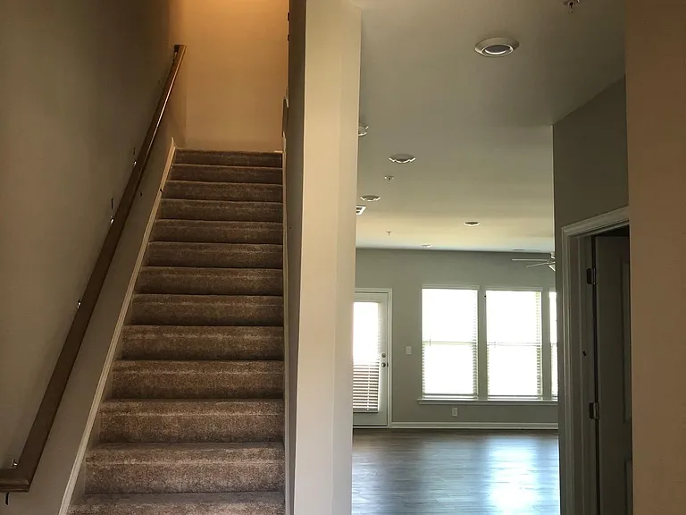 1333 Endicott Ct — Photo 2